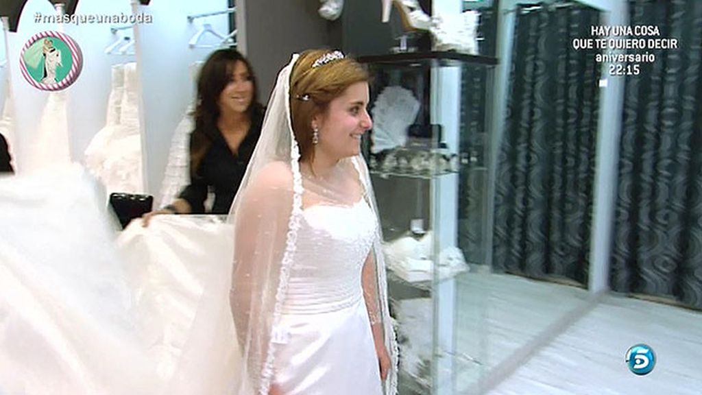 Antonio y María, junto a su wedding planner, buscan traje para su gran día