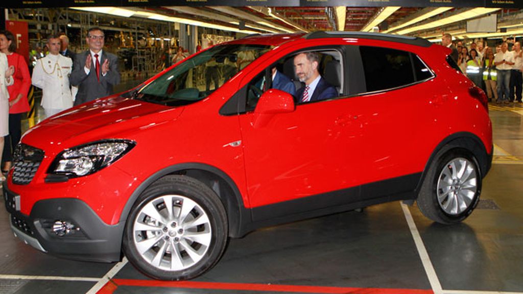 El rey Felipe prueba el nuevo coche que se fabricará en Figueruelas