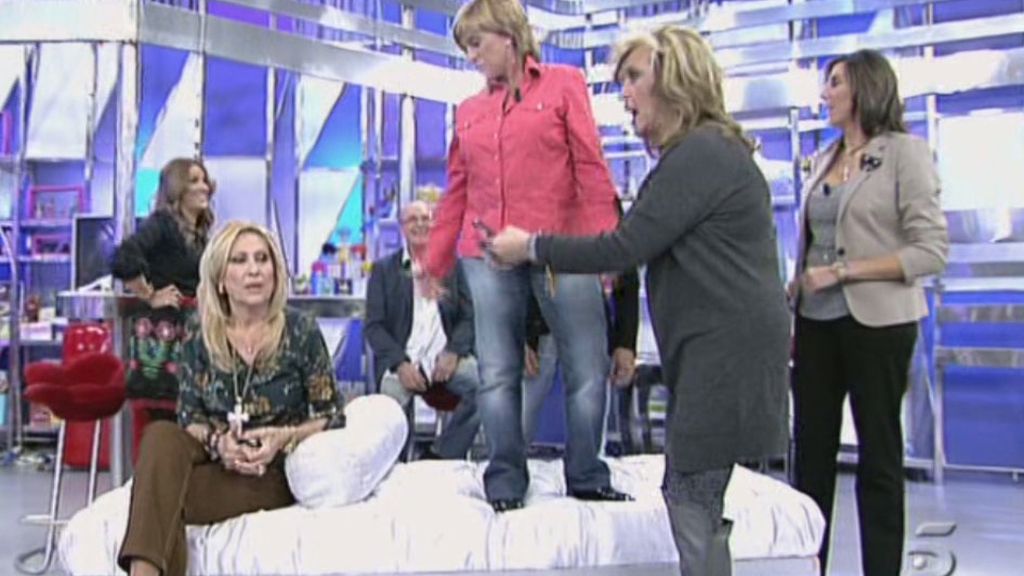 Entre bromas, la colaboradora cada vez se integra más en el grupo