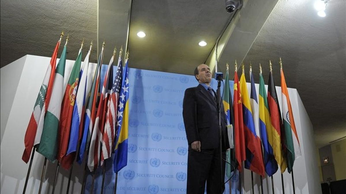 El embajador libio ante las Naciones Unidas, Ibrahim Dabbashi, habla ayer durante una rueda de prensa tras una sesión del Consejo de Seguridad de la entidad en Nueva York (EEUU). Allí se condenaron los actos de violencia contra la población libia por parte del régimen de su gobernante, Muamar al Gadafi, a quien se le pidió que asuma responsabilidades por lo ocurrido y cumpla con la obligación de proteger a los civiles. EFE El embajador libio ante las Naciones Unidas, Ibrahim Dabbashi, habla ayer durante una rueda de prensa tras una sesión del Consejo de Seguridad de la entidad en Nueva York (EEUU). Allí se condenaron los actos de violencia contra la población libia por parte del régimen de su gobernante, Muamar al Gadafi, a quien se le pidió que asuma responsabilidades por lo ocurrido y cumpla con la obligación de proteger a los civiles. EFE