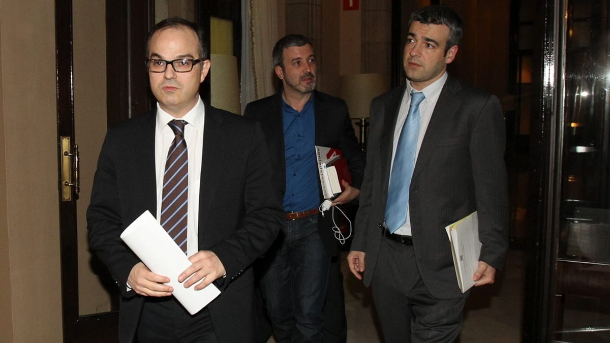 Los representantes del PSC Jaume Collboni (c) y Maurici Lucena (d) y el de CiU Jordi Turull (i), a su llegada