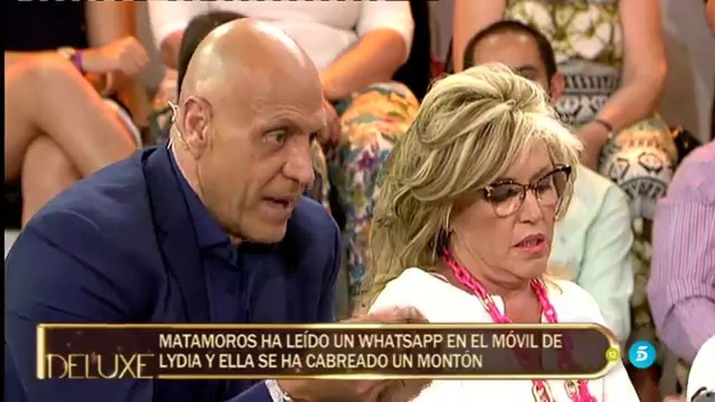 El enfado de Lydia Lozano con Matamoros... ¡porque le ha leído el móvil!
