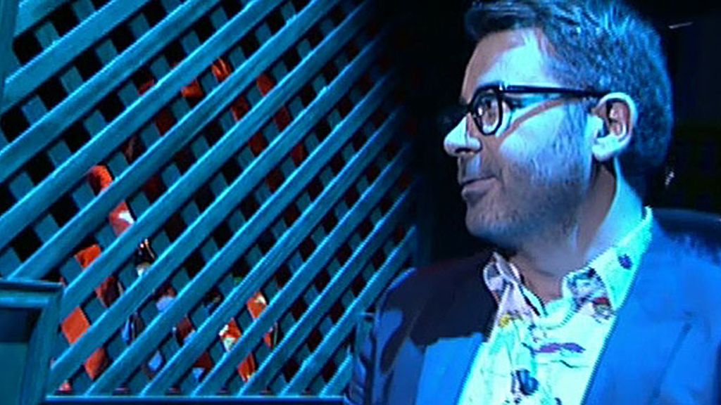 Las luces se apagaban y un confesionario entraba en plató