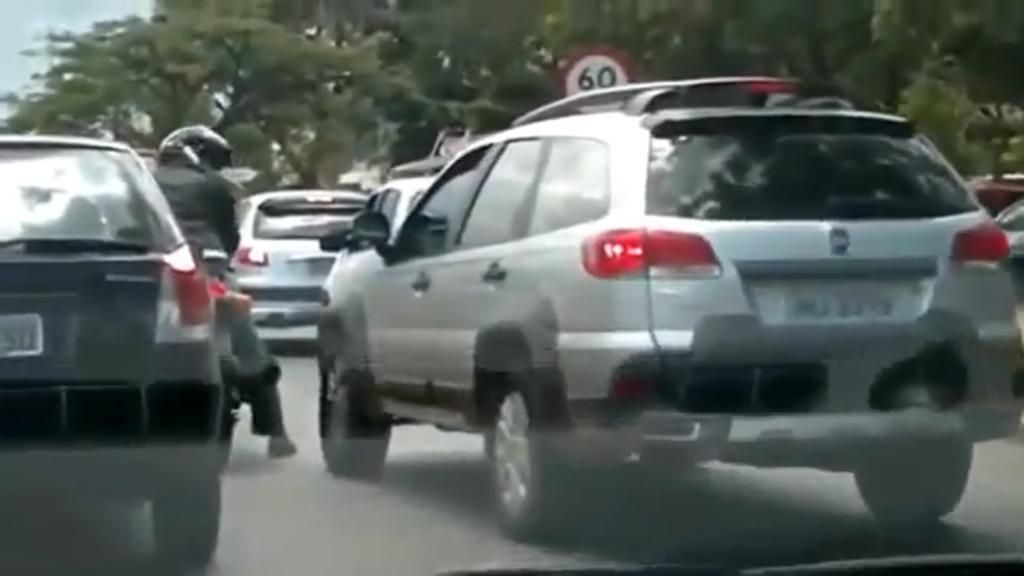 La brutal respuesta de una conductora a la patada de un motorista