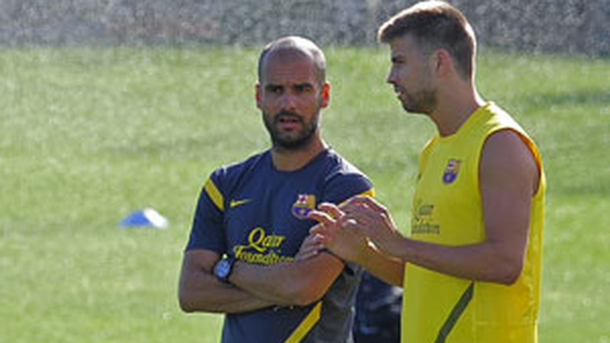 Pique charla con Guardiola durante un entrenamiento. Foto: GTres