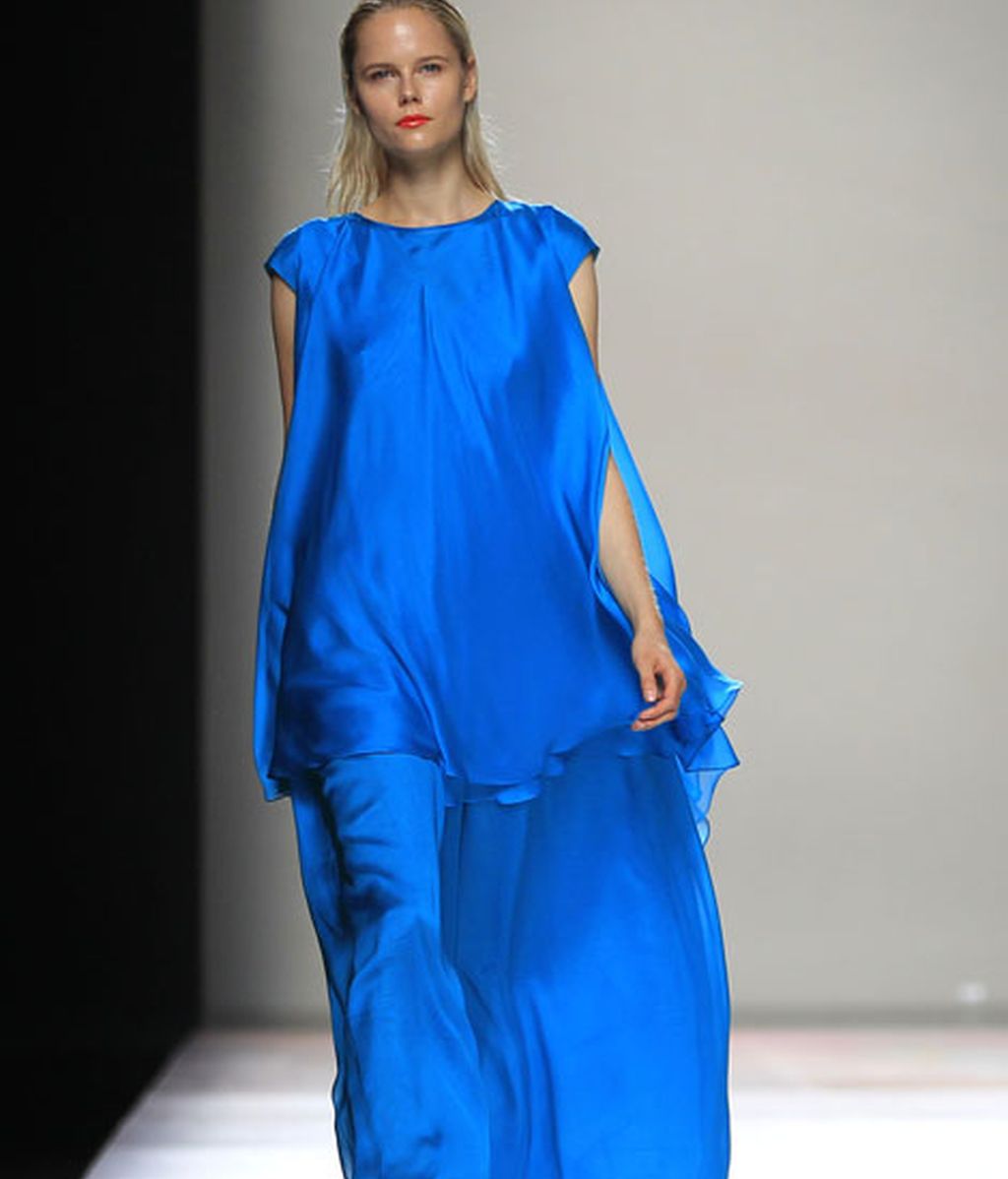 Siluetas fluidas que evocan un verano perpetuo