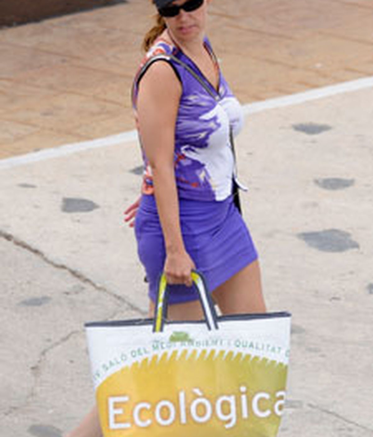 La ministra de Sanidad, Leire Pajín, camina durante sus vacaciones en Menorca. Foto: Gtres