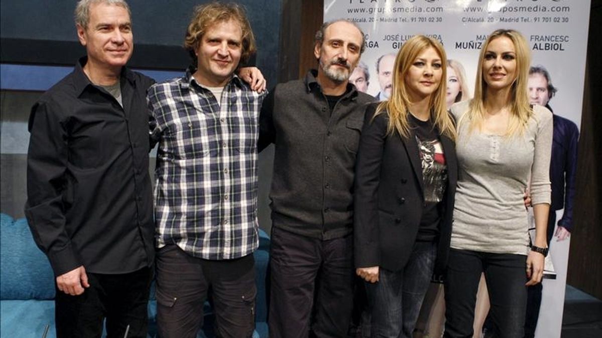 Los actores Kira Miró (d), Amparo Larrañaga, José Luis Gil (c), Mauro Muñiz de Urquiza (2i), y Francesc Albiol (i), posan durante la presentación de la obra "Fuga", de Jordi Galcerán, que se estrena hoy en el Teatro Alcázar de Madrid. EFE Los actores Kira Miró (d), Amparo Larrañaga, José Luis Gil (c), Mauro Muñiz de Urquiza (2i), y Francesc Albiol (i), posan durante la presentación de la obra "Fuga", de Jordi Galcerán, que se estrena hoy en el Teatro Alcázar de Madrid. EFE