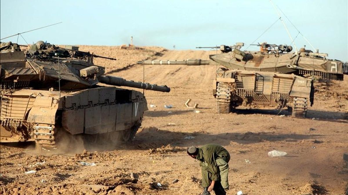Un soldado israelí observa las maniobras de los tanques de su Ejército en un lugar próximo a la frontera entre Israel y la Franja de Gaza, instantes antes de comenzar el avance hacia Gaza, el 14 de enero de 2009. EFE/Archivo