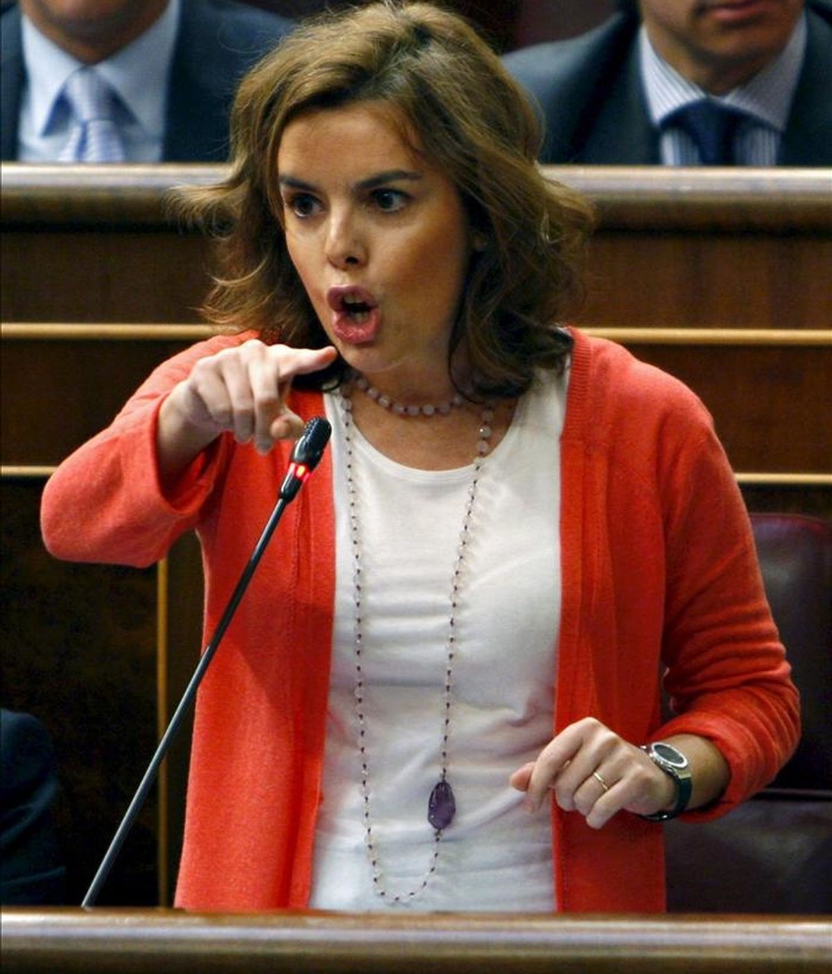 La portavoz parlamentaria popular, Soraya Sáenz de Santamaría, durante una de sus intervenciones en la sesión de control al Ejecutivo que hoy celebra el pleno del Congreso. EFE