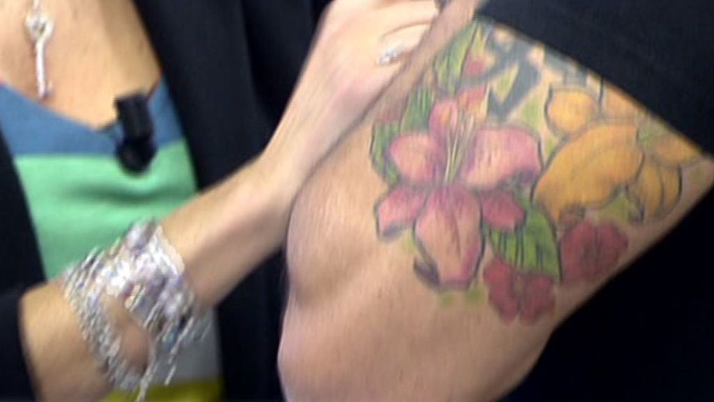 Lleva el nombre de su mujer grabado en el brazo izquierdo