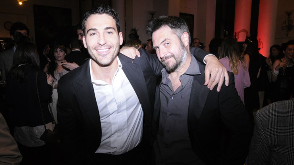 Miguel Ángel Silvestre con Quike Francés, director de "Plumas", corto que se presentará en Cannes