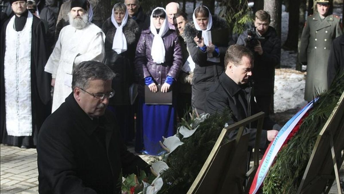 El presidente polaco Bronislaw Komorowski (i) y su homólogo ruso Dmitry Mévdeved (d) ofrecen dos coronas de flores durante una ceremonia en memeria de las víctimas de la conocida históricamente como "La matanza de Katyn", en el cementerio ortodoxo del bosque de Katyn, en Smolensk, Rusia. EFE