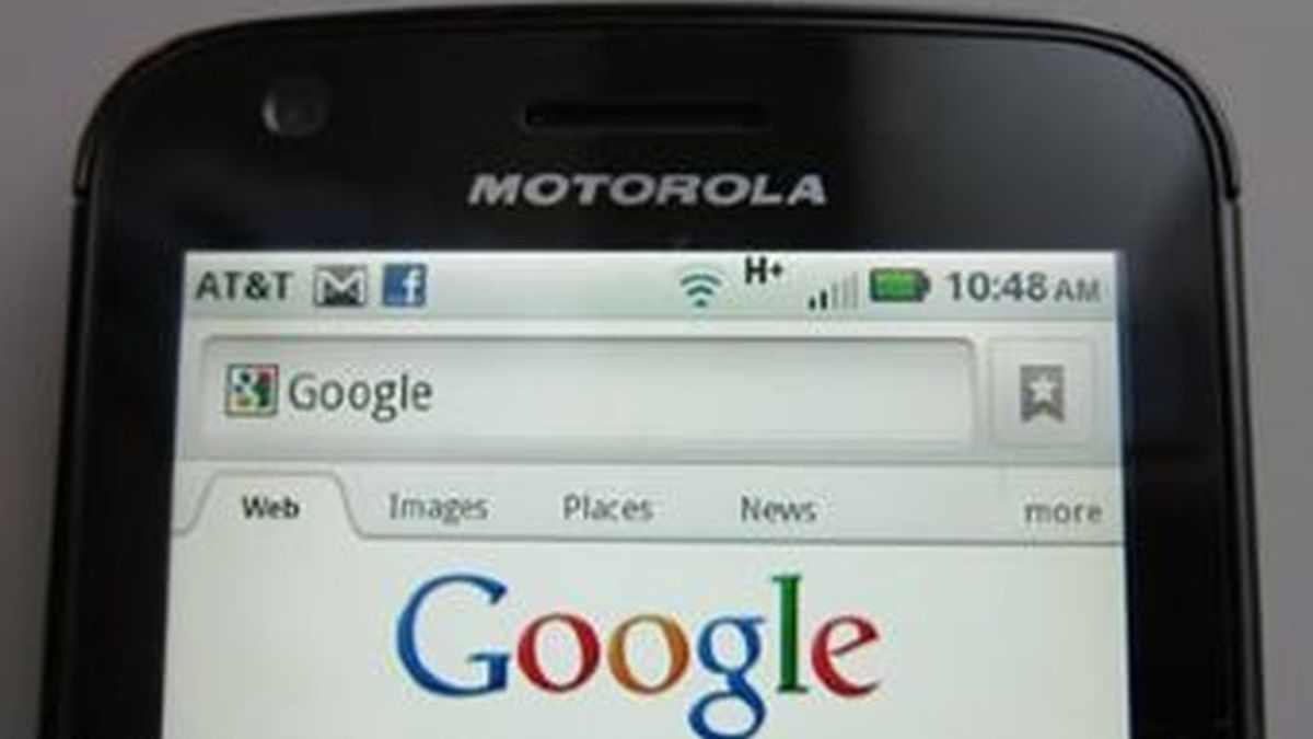 El plan de Google de comprar Motorola por 8.700 millones de euros ha despertado la preocupación de algunos analistas respecto a si Motorola obtendría un trato preferente frente a sus rivales . Foto archivo REuters