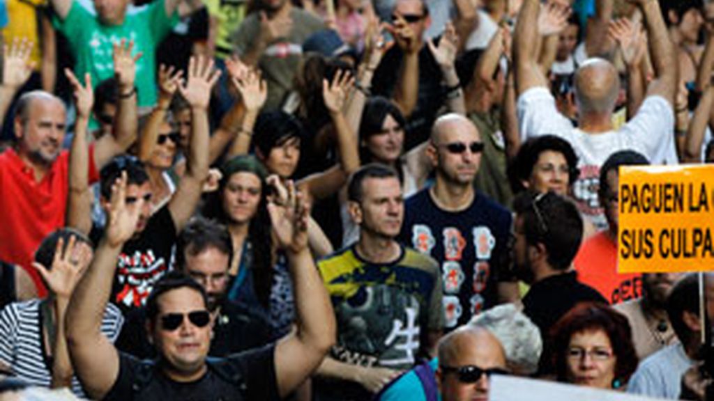 'Indignados' del 15-M protestan en la Puerta del Sol en Madrid. Foto: REUTERS 'Indignados' del 15-M protestan en la Puerta del Sol en Madrid. Foto: REUTERS