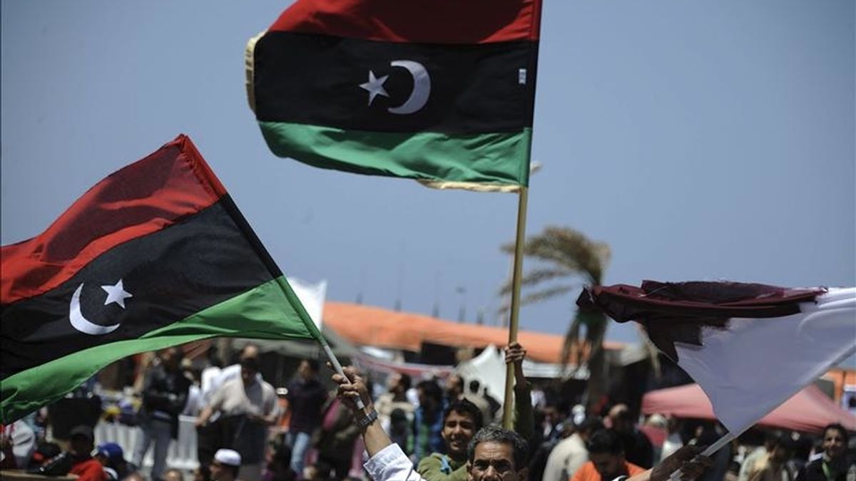 Libios ondean banderas pre-Gadafi durante los rezos del mediodía del viernes en la ciudad de Bengasi, al este de Libia. EFE/Archvio