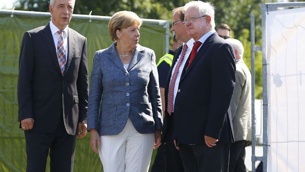 Merkel visita entre abucheos un centro de acogida de inmigrantes