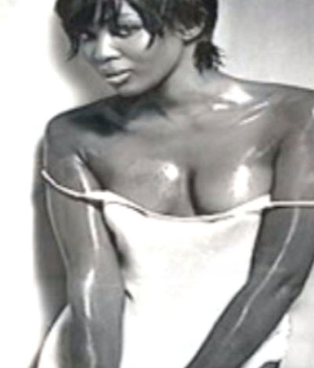 Naomi Campbell se desnuda