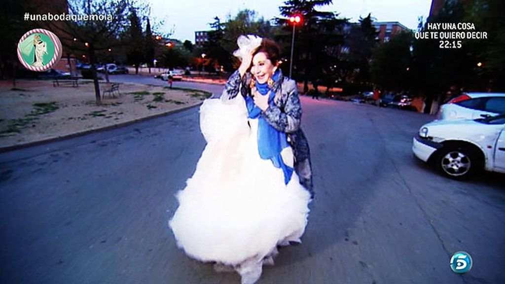 Karmele Marchante se viste de novia para anunciar la boda