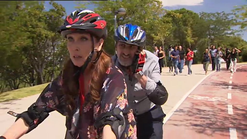 Enrique Pastor y la alcaldesa persiguen a la amante de su marido en bici