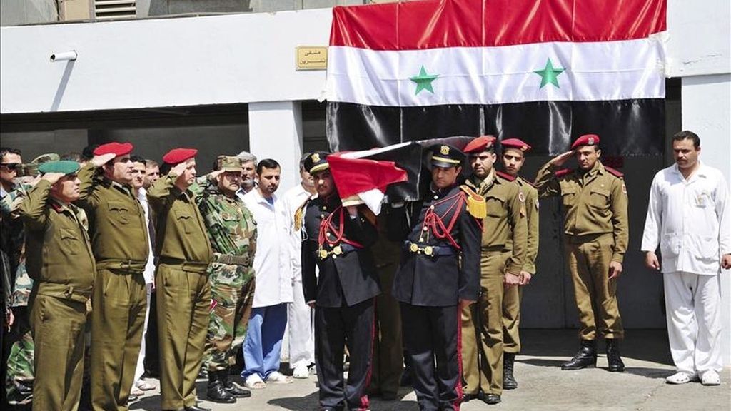 Foto facilitada por la agencia oficial siria, SANA, que muestra el traslado de los ataúdes con los restos de 15 oficiales y guardias sirios desde el hospital Tishrin de Damasco, Siria, hoy, martes 26 de abril de 2011. EFE