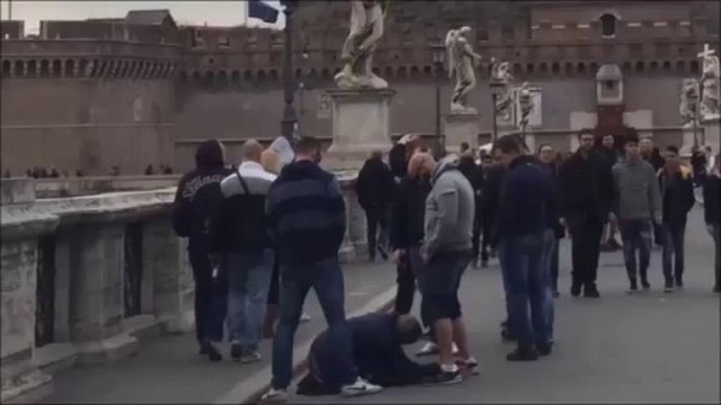 Aficionados del Sparta de Praga orinan encima de una mendiga en Roma