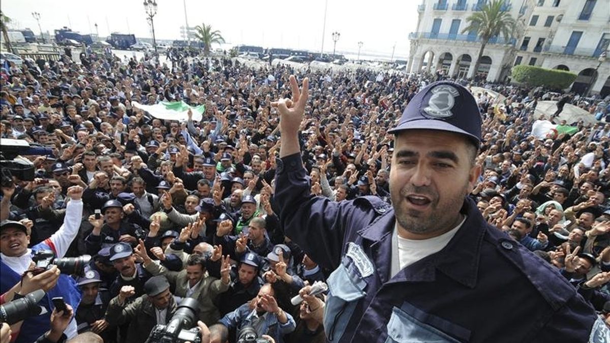 Guardias comunales argelinos participan en una protesta en Argel (Argelia), el pasado 3 de abril. EFE/Archivo