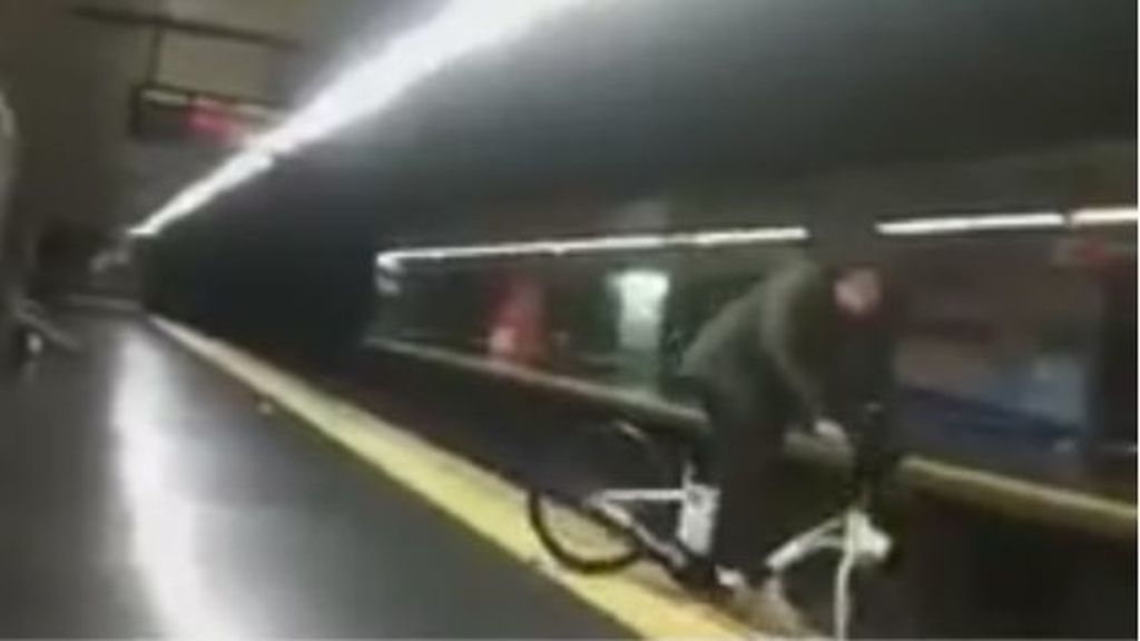 Cae a las vías tras circular en bici por los andenes del metro de Madrid