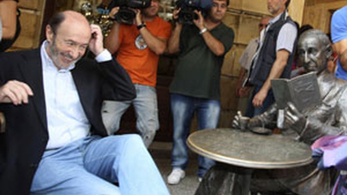 Rubalcaba, sentado junto a una estatua del poeta Gerardo Diego, durante la visita que ha realizado a Soria FOTO: EFE