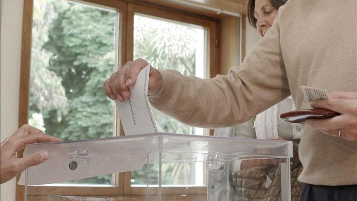 Un ciudadano deposita su voto en una urna. EFE/Archivo