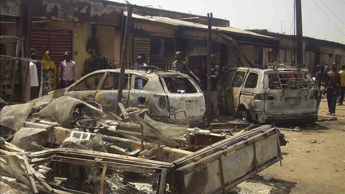 Unos vehículos muestra las consecuencias de los episodios violentos tras la victoria en las elecciones presidenciales del actual presidente de Nigeria, Goodluck Jonathan, en la localidad de Jimeta-Yola, en el norte de Nigeria, el 18 de abril de 2011. EFE