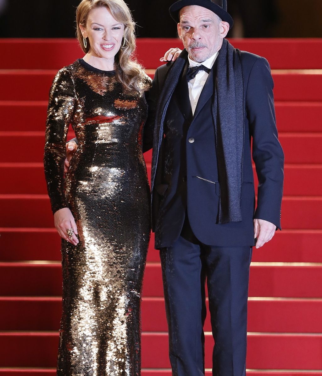 La cantante australiana Kylie Minogue (i) y el actor francés Denis Lavant (d) posan durante el estreno de la película 'Holy Motors'. Foto: EFE