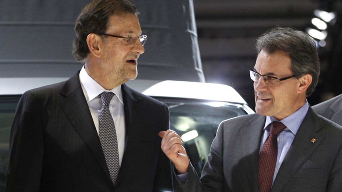 Mariano Rajoy y Artur Mas coversan durante la inauguración del Salón del Automóvil