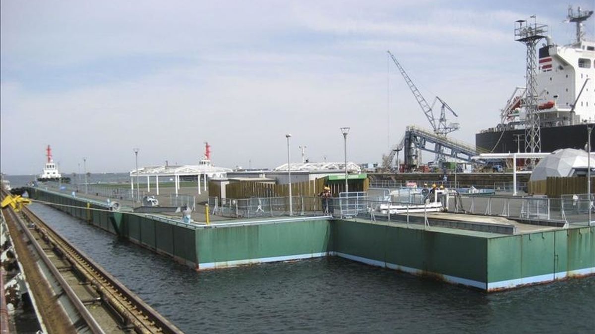 Imagen cedida el 8 de abril de 2011 por Tokio Electric Power (TEPCO), que muestra la llegada de una pltaforma flotante gigante al puerto de Yokohama (Japón), la plataforma será utilizada para almacenar agua con radiactividad de la planta nuclear de la provincia de Fukushima. EFE/Tepco