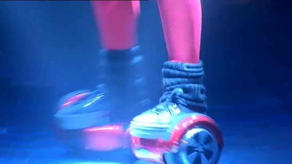 ¡Sorprendidos con el baile sobre patines Scooter H1 de los bailarines!