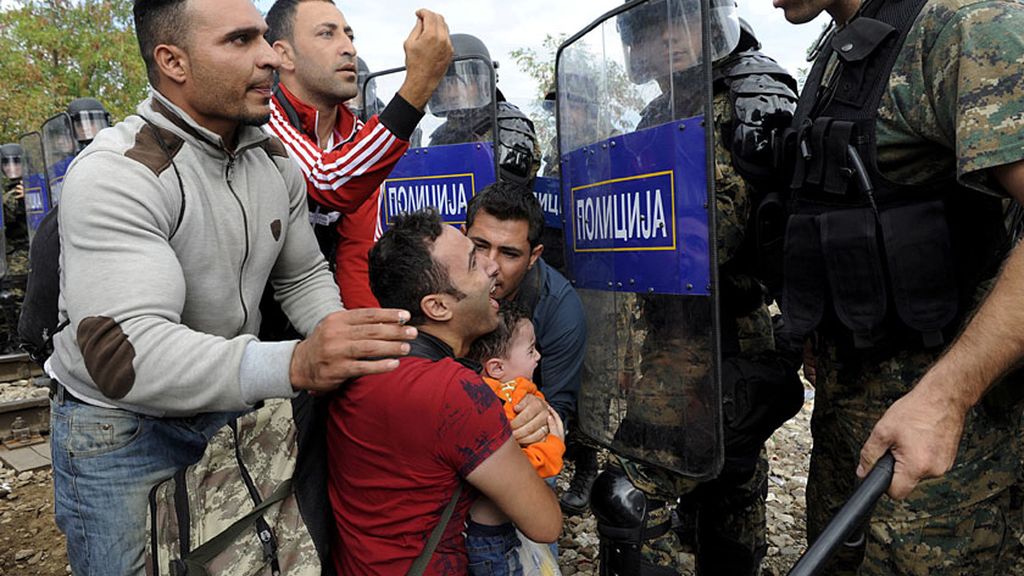 La policía macedonia lanza gases lacrimógenos contra los inmigrantes
