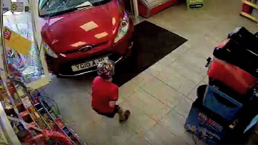 Una anciana ebria empotra su coche en una tienda y atropella a un niño