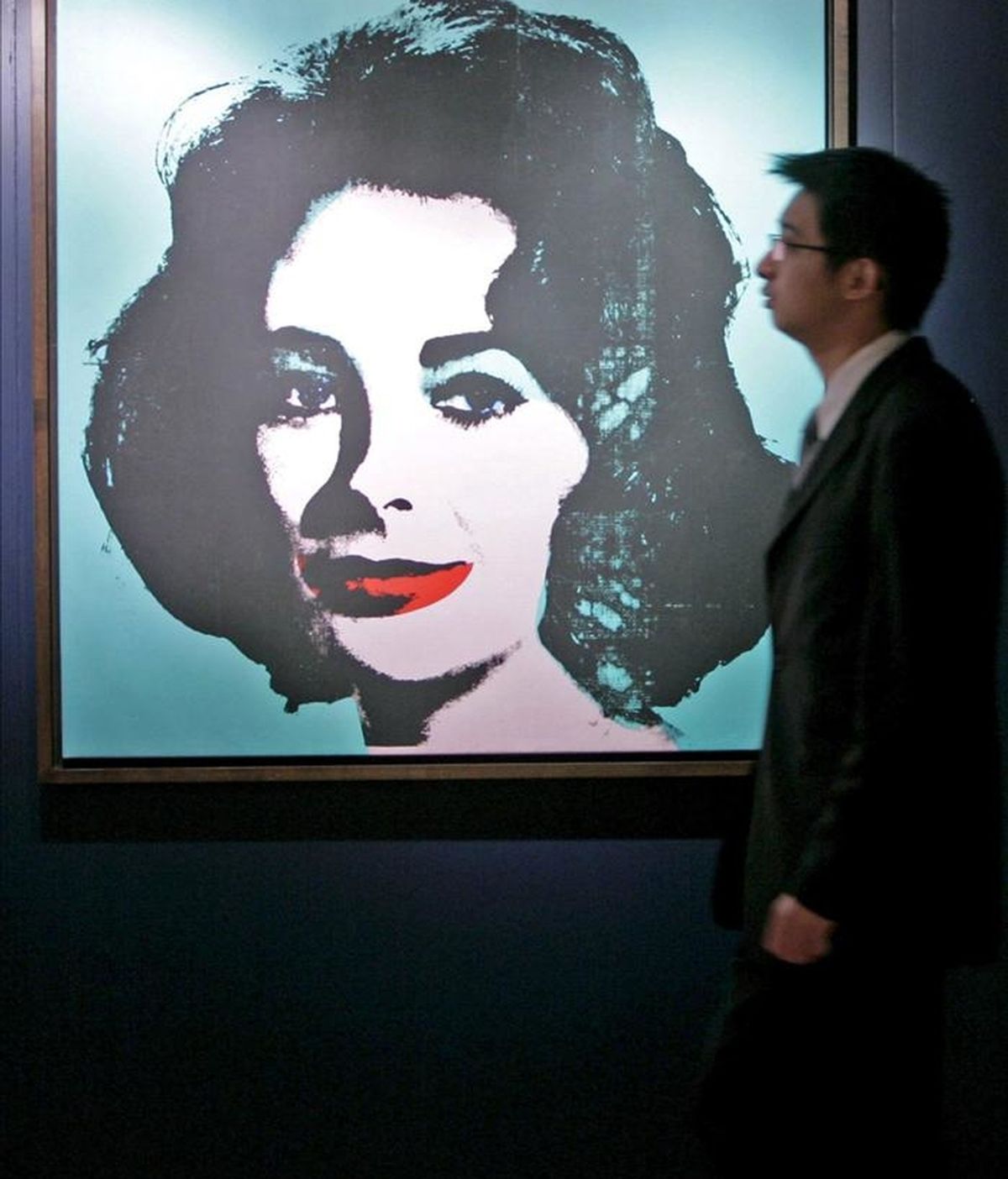 Fotografía de Christie's de a una serigrafía de Andy Warhol de 1963 titulada "Liz" de la actriz Elizabeth Taylor, fallecida recientemente. EFE/Archivo