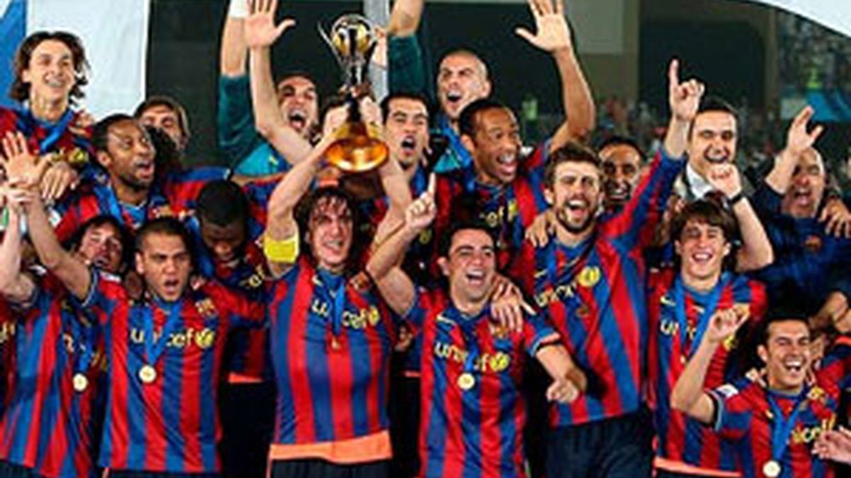El Barcelona levanta la copa del Mundialito del año 2009. Foto: Reuters