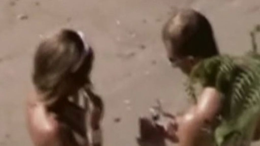 Yago y su novia, desnudos en la playa