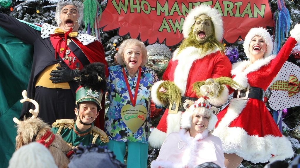 La actriz Betty White se codea con el personaje menos navideño, el Grinch