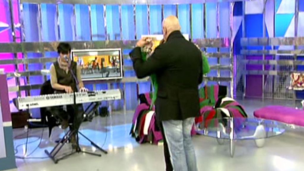 Sus compañeros le dan la bienvenida con dos regalos muy originales