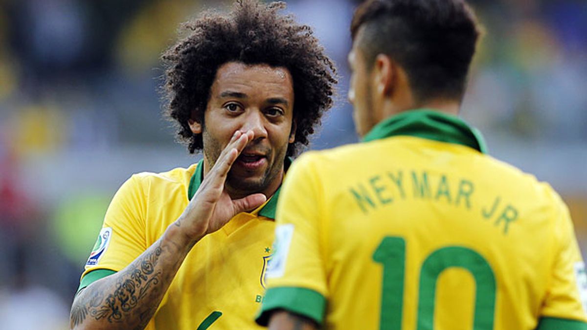 Marcelo habla con Neymar durante el partido