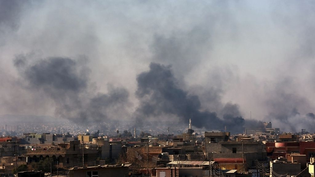 El ejército de Irak bombardea un mercadillo en una zona controlada por el EI