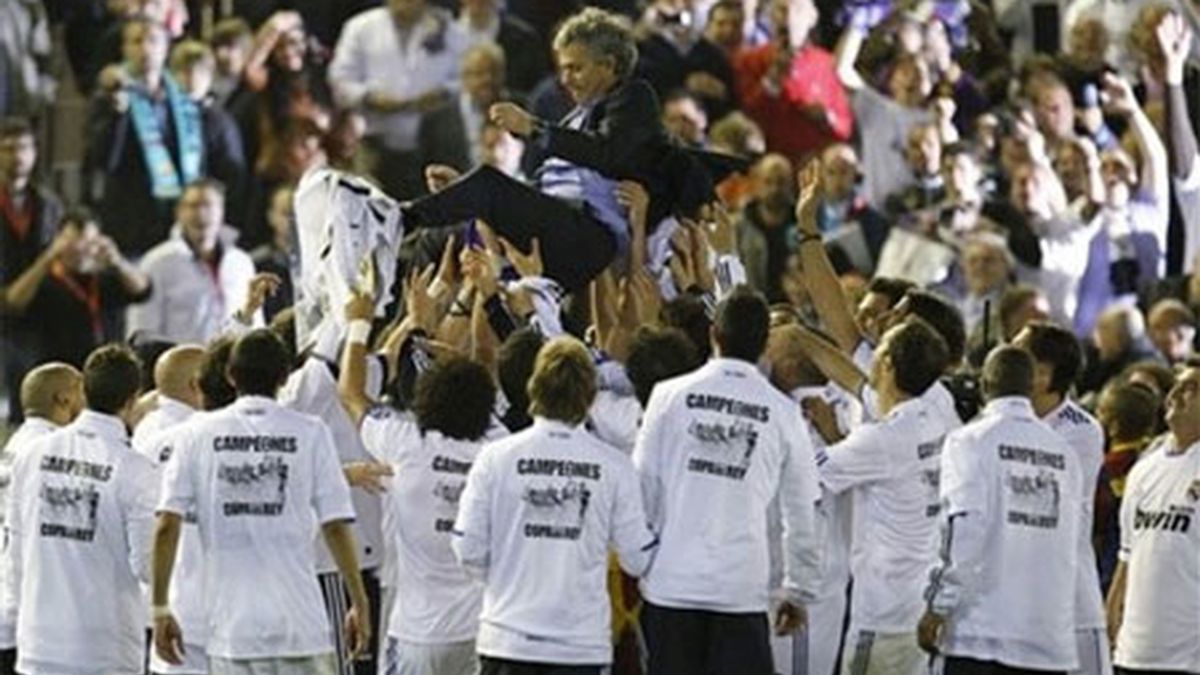Mourinho, por los aires en Mestalla. Foto: AP.