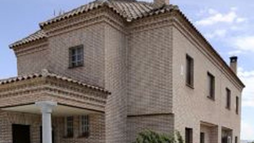 Vivienda número 11 de la calle El Santillo, en la Urbanización de la Fuente en Layos (Toledo), en la que ayer fue atacado un niño de 14 meses por uno de los perros de la familia. Foto: EFE. Vivienda número 11 de la calle El Santillo, en la Urbanización de la Fuente en Layos (Toledo), en la que ayer fue atacado un niño de 14 meses por uno de los perros de la familia. Foto: EFE.