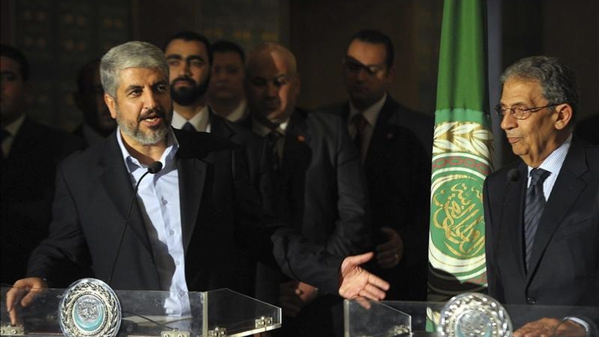 El máximo líder del grupo palestino Hamás, Jaled Meshaal, (i), y el secretario general de la Liga Árabe, Amr Mousa (d), comparecen ante los medios en El Cairo, Egipto. EFE