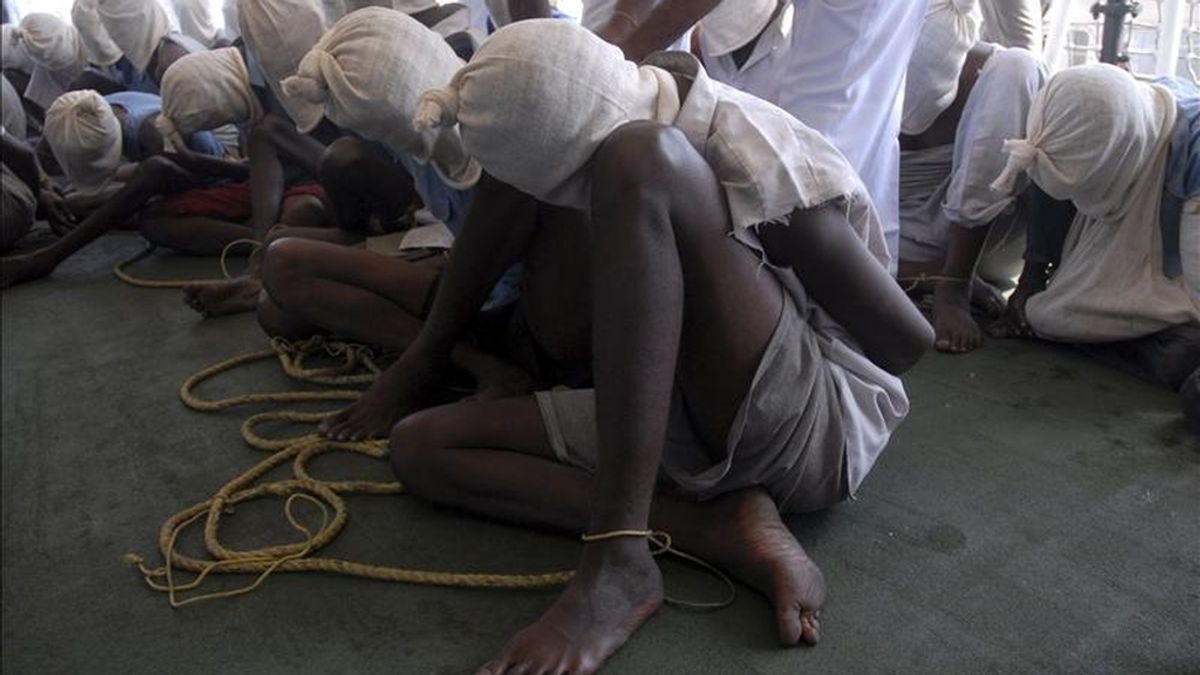 Supuestos piratas somalíes con su rostros cubiertos, son presentados a la prensa en Bombay, India, después de su arresto el pasado 10 de febrero. EFE/Archivo Supuestos piratas somalíes con su rostros cubiertos, son presentados a la prensa en Bombay, India, después de su arresto el pasado 10 de febrero. EFE/Archivo