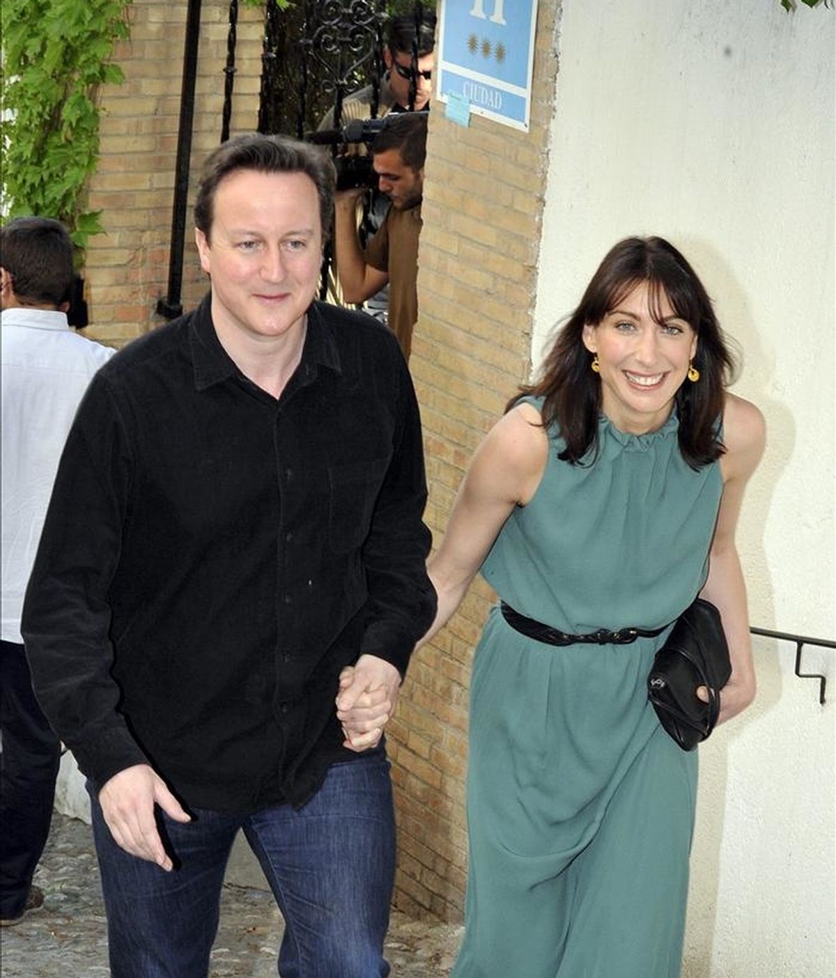 El primer ministro británico, David Cameron ha descartado el frac como atuendo para acudir a la boda real. En la imagen, Cameron y su mujer Samantha, salen del hotel del barrio del Realejo en Granada donde se alojaron durante su visita privada el 7 de abril pasado. EFE/Archivo