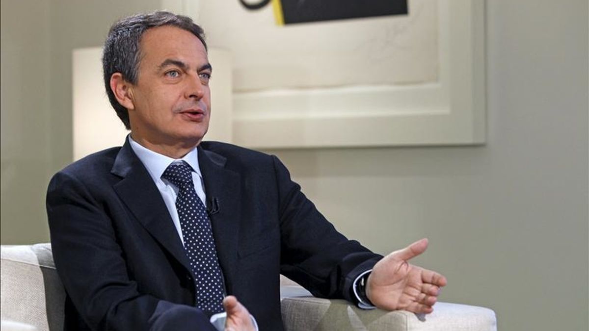 El presidente del Gobierno, José Luis Rodríguez Zapatero, en una entrevista con TVE recogida por Efe que ha realizado hoy en el Palacio de la Moncloa, ha apostado por que en las pensiones de diputados y senadores no haya "ni privilegios ni perjuicios" y ha abogado por "arreglar" la actual situación, pero se ha mostrado contrario a revisar la asignación que reciben los expresidentes. EFE